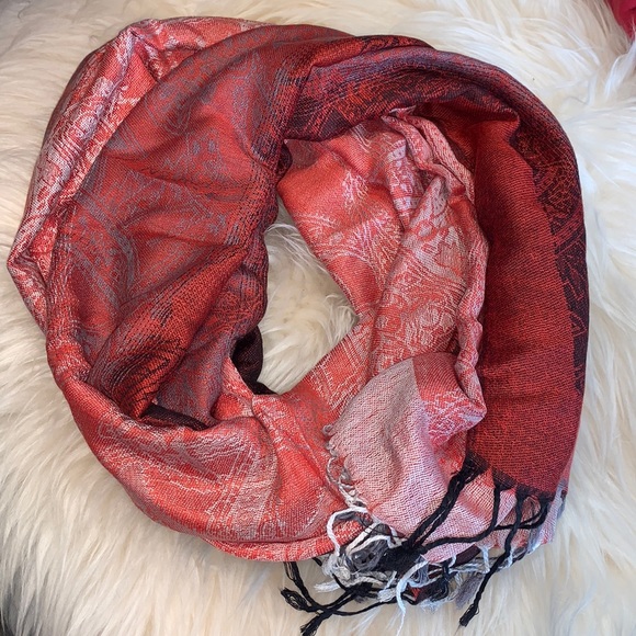 Red tones scarf - Picture 9 of 13